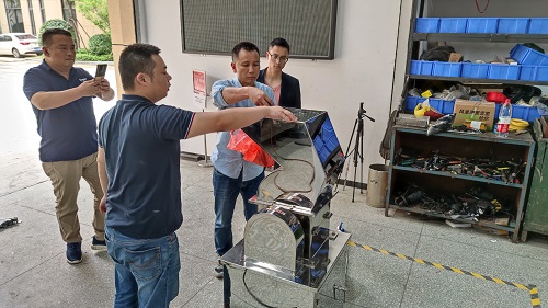 中南藥機(jī)：物料試機(jī)，認(rèn)真服務(wù)每一位客戶